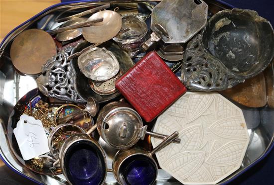 Box of sundries incl gold? cufflinks